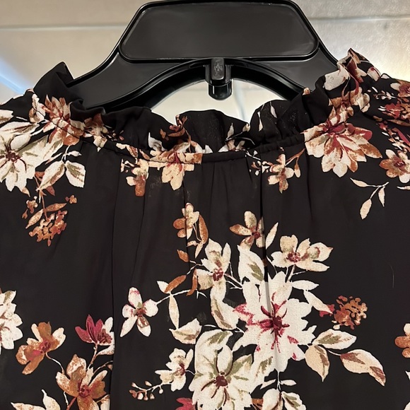 Counterparts floral blouse. - Picture 5 of 8
